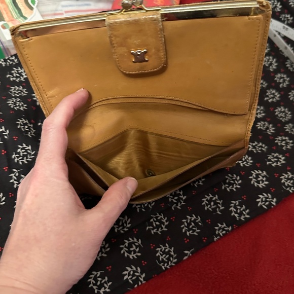 Vintage Celine Macadam - Ladies long wallet in beige. Kiss lock. Snap front. - Picture 8 of 16